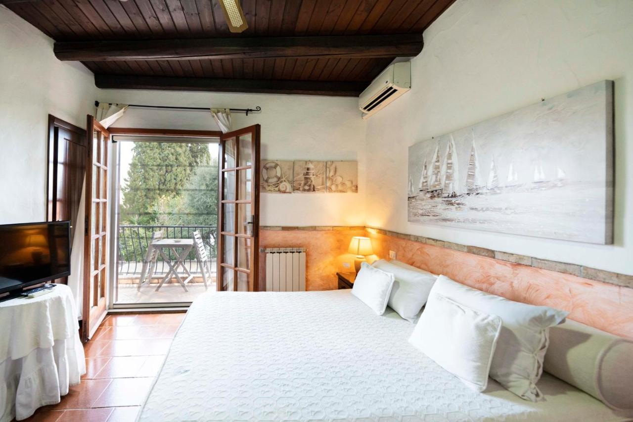 Sa Domu Sarda Suites - Bed & Breakfast Porto Columbu - Perd'E Sali Kültér fotó