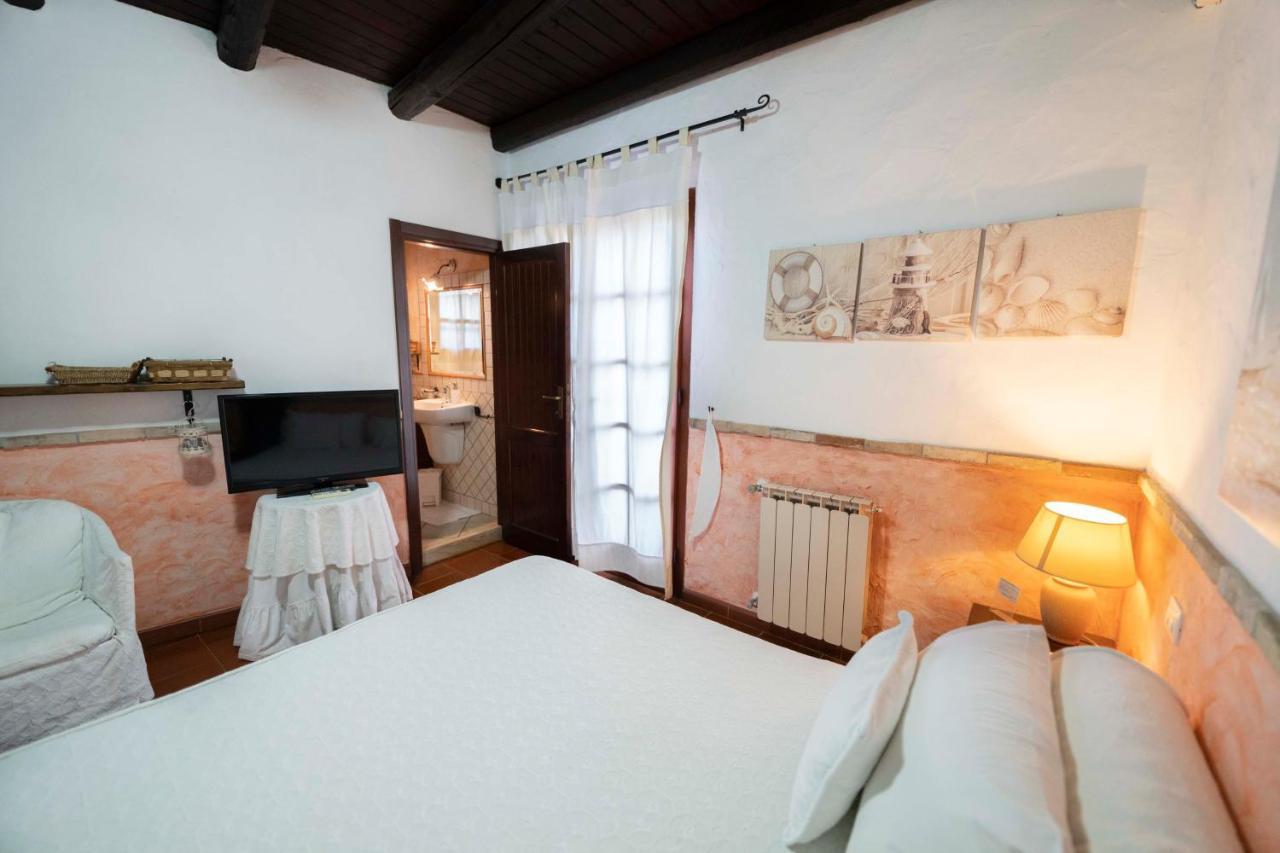 Sa Domu Sarda Suites - Bed & Breakfast Porto Columbu - Perd'E Sali Kültér fotó