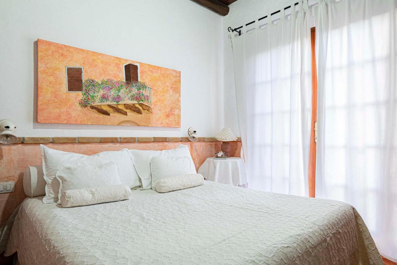 Sa Domu Sarda Suites - Bed & Breakfast Porto Columbu - Perd'E Sali Kültér fotó