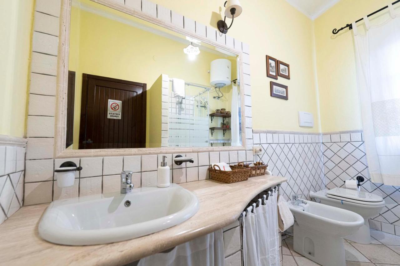 Sa Domu Sarda Suites - Bed & Breakfast Porto Columbu - Perd'E Sali Kültér fotó