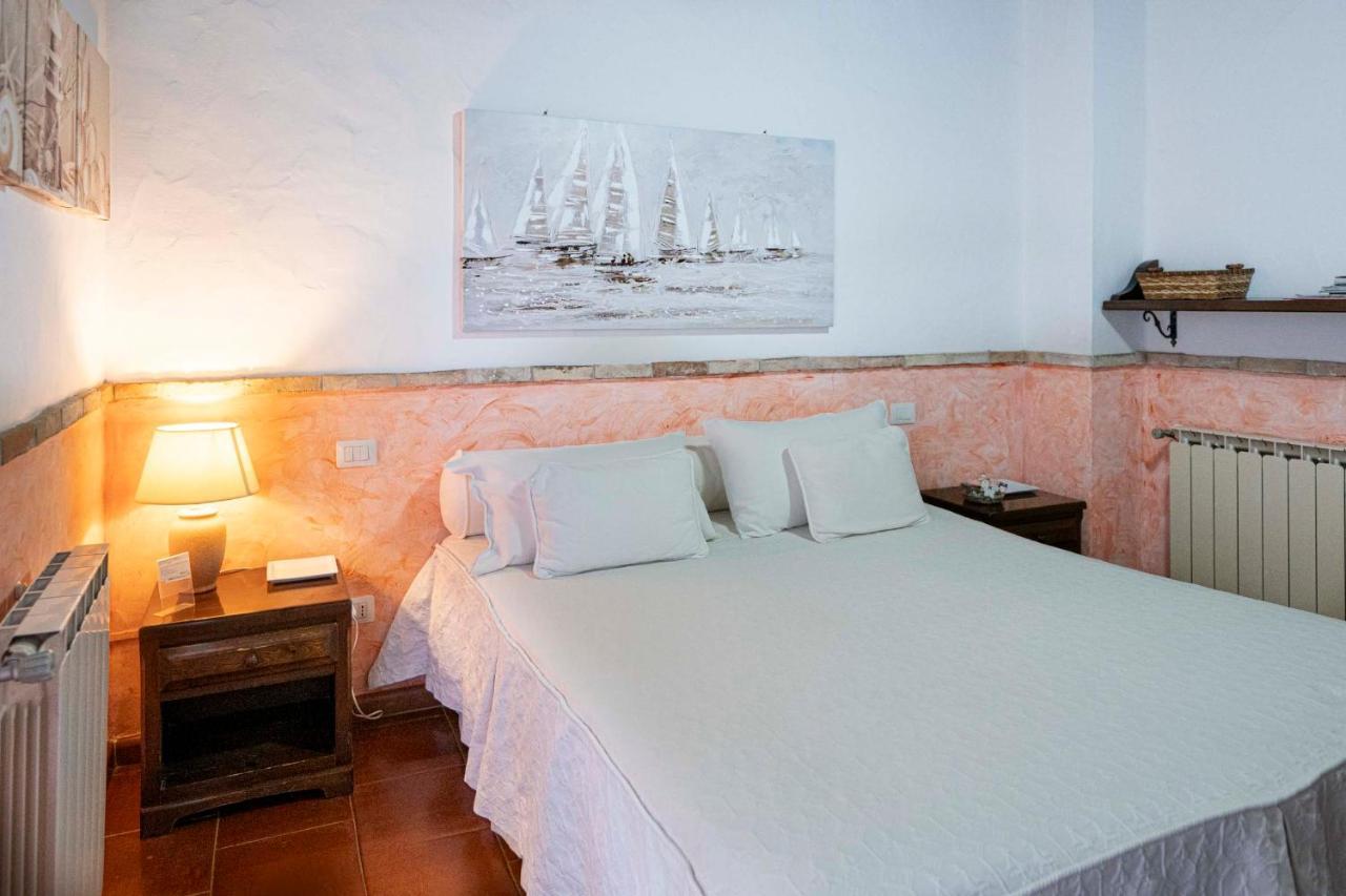 Sa Domu Sarda Suites - Bed & Breakfast Porto Columbu - Perd'E Sali Kültér fotó